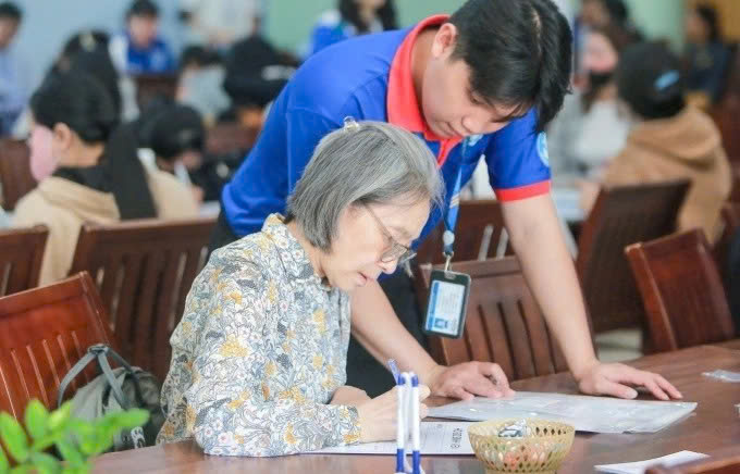 Tân sinh viên đặc biệt với mái tóc bạc ở tuổi 61